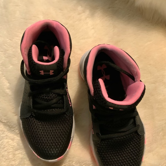 UNDER AMOUR - Black/pink boys Basketball shoes. Sz 3.5 Womens Sz 5 - Picture 6 of 6